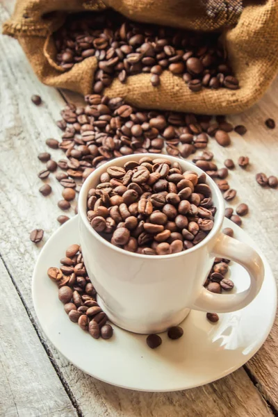 Grano de café. una taza de café. enfoque selectivo . — Foto de Stock