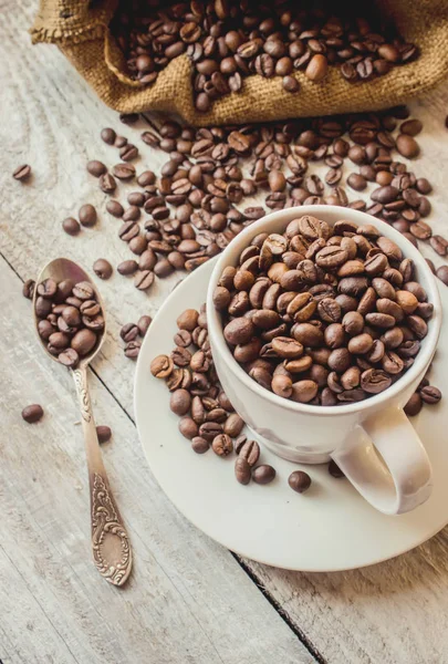Grains de café. une tasse de café. focus sélectif . — Photo