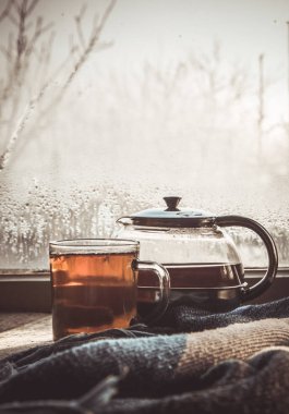 sıcak çay Kupası'nda pencere üzerinde. seçici odak. 