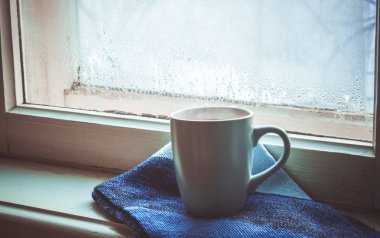 sıcak çay Kupası'nda pencere üzerinde. seçici odak. 