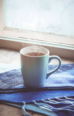 sıcak çay Kupası'nda pencere üzerinde. seçici odak. 