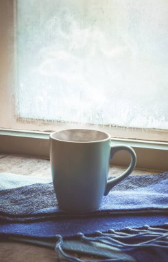 sıcak çay Kupası'nda pencere üzerinde. seçici odak. 