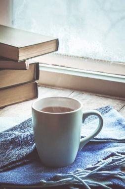 sıcak çay Kupası'nda pencere üzerinde. seçici odak. 