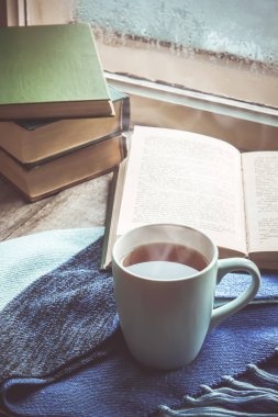 sıcak çay Kupası'nda pencere üzerinde. seçici odak. 