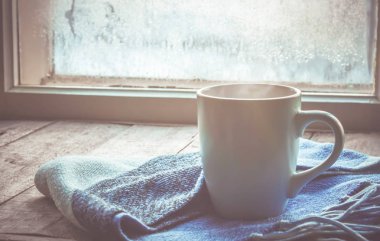 sıcak çay Kupası'nda pencere üzerinde. seçici odak. 