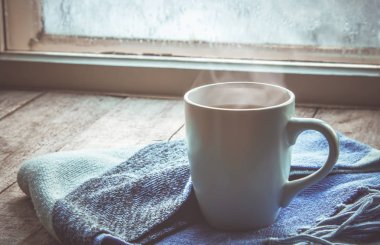 sıcak çay Kupası'nda pencere üzerinde. seçici odak. 