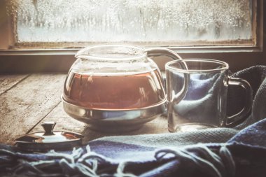 sıcak çay Kupası'nda pencere üzerinde. seçici odak. 