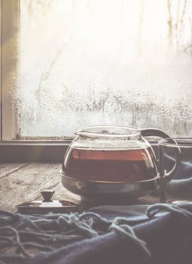 sıcak çay Kupası'nda pencere üzerinde. seçici odak. 