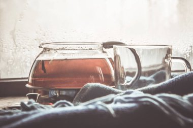 sıcak çay Kupası'nda pencere üzerinde. seçici odak. 