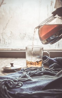 sıcak çay Kupası'nda pencere üzerinde. seçici odak. 