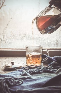 sıcak çay Kupası'nda pencere üzerinde. seçici odak. 