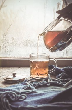 sıcak çay Kupası'nda pencere üzerinde. seçici odak. 