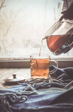 sıcak çay Kupası'nda pencere üzerinde. seçici odak. 