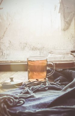 sıcak çay Kupası'nda pencere üzerinde. seçici odak. 