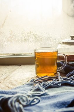 sıcak çay Kupası'nda pencere üzerinde. seçici odak. 