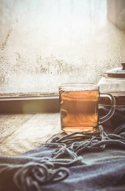 sıcak çay Kupası'nda pencere üzerinde. seçici odak. 