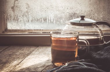 sıcak çay Kupası'nda pencere üzerinde. seçici odak. 