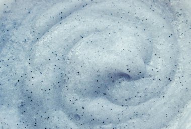 Parçacıklar peeling ile vücut fırçalayın. Seçici odak. Portre.