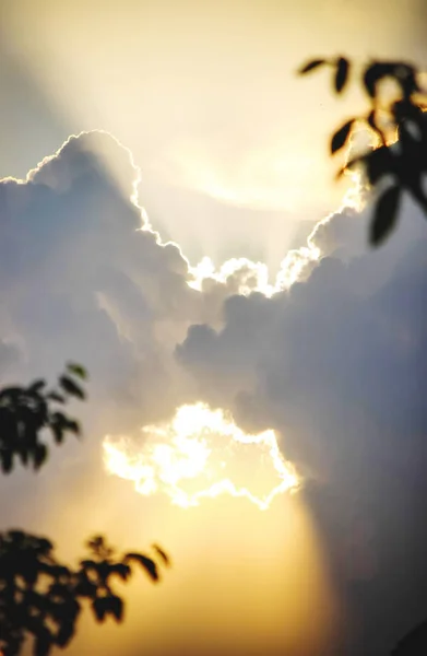 The clouds in the sky and the rays of the sun. sunset, selective focus. — Stock Photo, Image