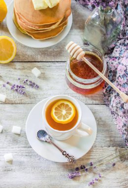 tereyağı ve bal ve limon çay Kahvaltıda krep. seçici odak. 