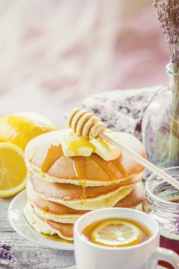 tereyağı ve bal ve limon çay Kahvaltıda krep. seçici odak. 