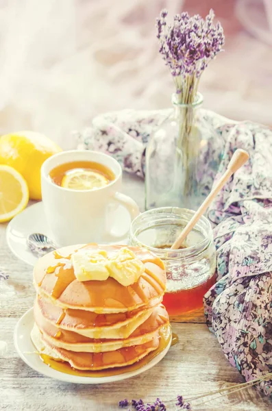 A vaj és a méz és a citrom tea a reggeli palacsintát. szelektív összpontosít. — Stock Fotó