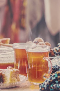 Baklava bal ve çay. seçici odak.