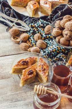 Baklava bal ve çay. seçici odak.