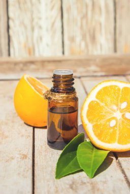 Küçük bir şişede limon yağı. Seçici odak. 