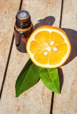 Küçük bir şişede limon yağı. Seçici odak. 