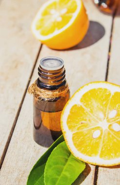 Küçük bir şişede limon yağı. Seçici odak. 