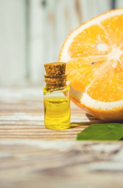 Küçük bir şişede limon yağı. Seçici odak. 