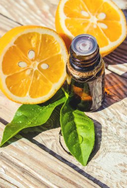 Küçük bir şişede limon yağı. Seçici odak. 