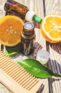 Küçük bir şişede limon yağı. Seçici odak. 