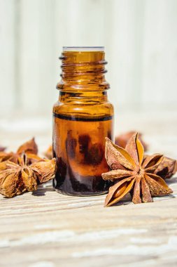 Tarçın ve küçük bir şişe içinde yıldız anason esans. 
