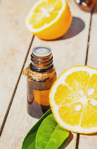 Aceite esencial de limón en una botella pequeña. Enfoque selectivo. — Foto de Stock