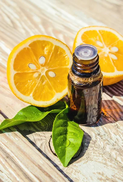 Huile essentielle de citron dans une petite bouteille. Concentration sélective. — Photo