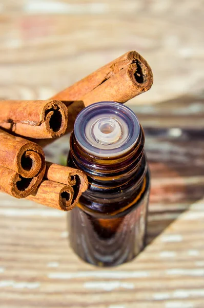 Aceite esencial de canela y anís estrellado en una botella pequeña . —  Fotos de Stock