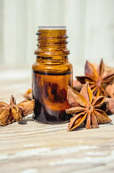 Aceite esencial de canela y anís estrellado en una botella pequeña . —  Fotos de Stock