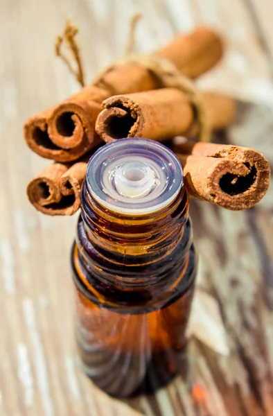Óleo essencial de canela e anis estrelado em uma pequena garrafa . — Fotografia de Stock
