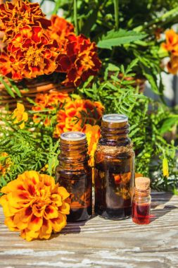 Chernobrivtsev, su küçük bir şişe içinde uçucu yağ. Seçici odak. 