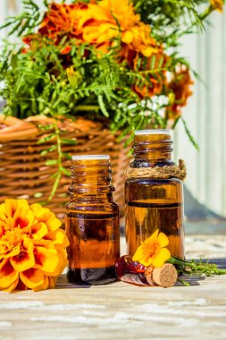 Chernobrivtsev, su küçük bir şişe içinde uçucu yağ. Seçici odak. 