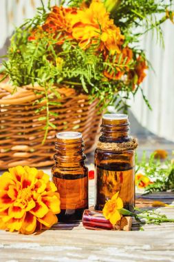 Chernobrivtsev, su küçük bir şişe içinde uçucu yağ. Seçici odak. 