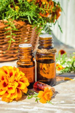 Chernobrivtsev, su küçük bir şişe içinde uçucu yağ. Seçici odak. 