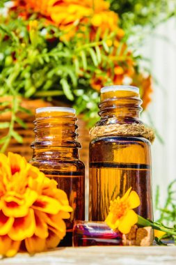 Chernobrivtsev, su küçük bir şişe içinde uçucu yağ. Seçici odak. 