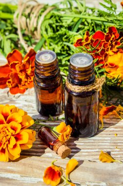 Chernobrivtsev, su küçük bir şişe içinde uçucu yağ. Seçici odak. 