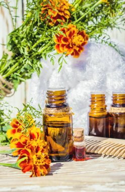 Chernobrivtsev, su küçük bir şişe içinde uçucu yağ. Seçici odak. 