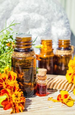 Chernobrivtsev, su küçük bir şişe içinde uçucu yağ. Seçici odak. 