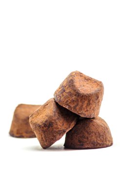 çikolata truffles beyaz arka plan üzerinde. seçici odak. 
