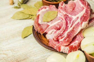 domuz eti et yığını. yemek. seçici odak. 